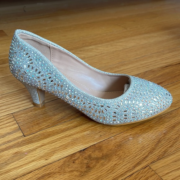 Delicacy Dress Shoe with Low Heel Women’s Size 5 - Picture 4 of 7